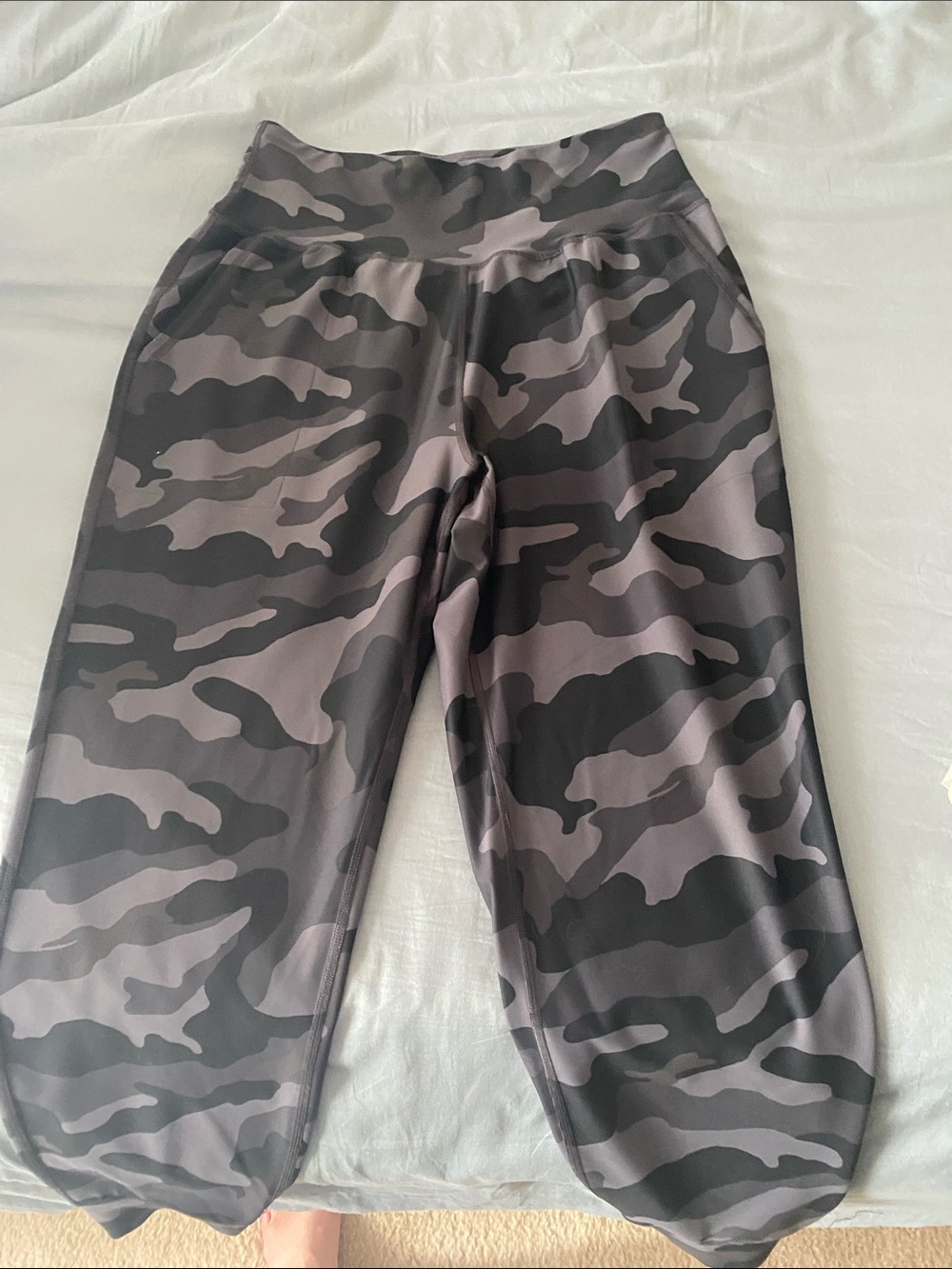 Old Navy Women’s Black & Gray Camo Jogger Track Pants